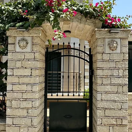 Ilianas R&f Luxury Apartament